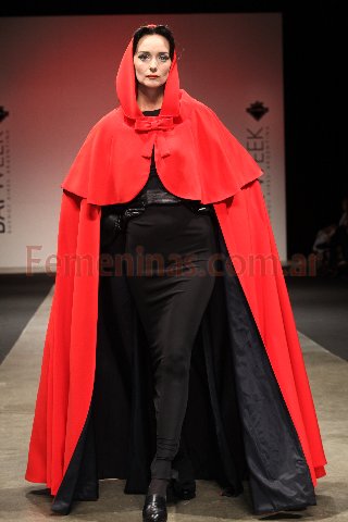 Tapado tipo capa rojo vestido negro